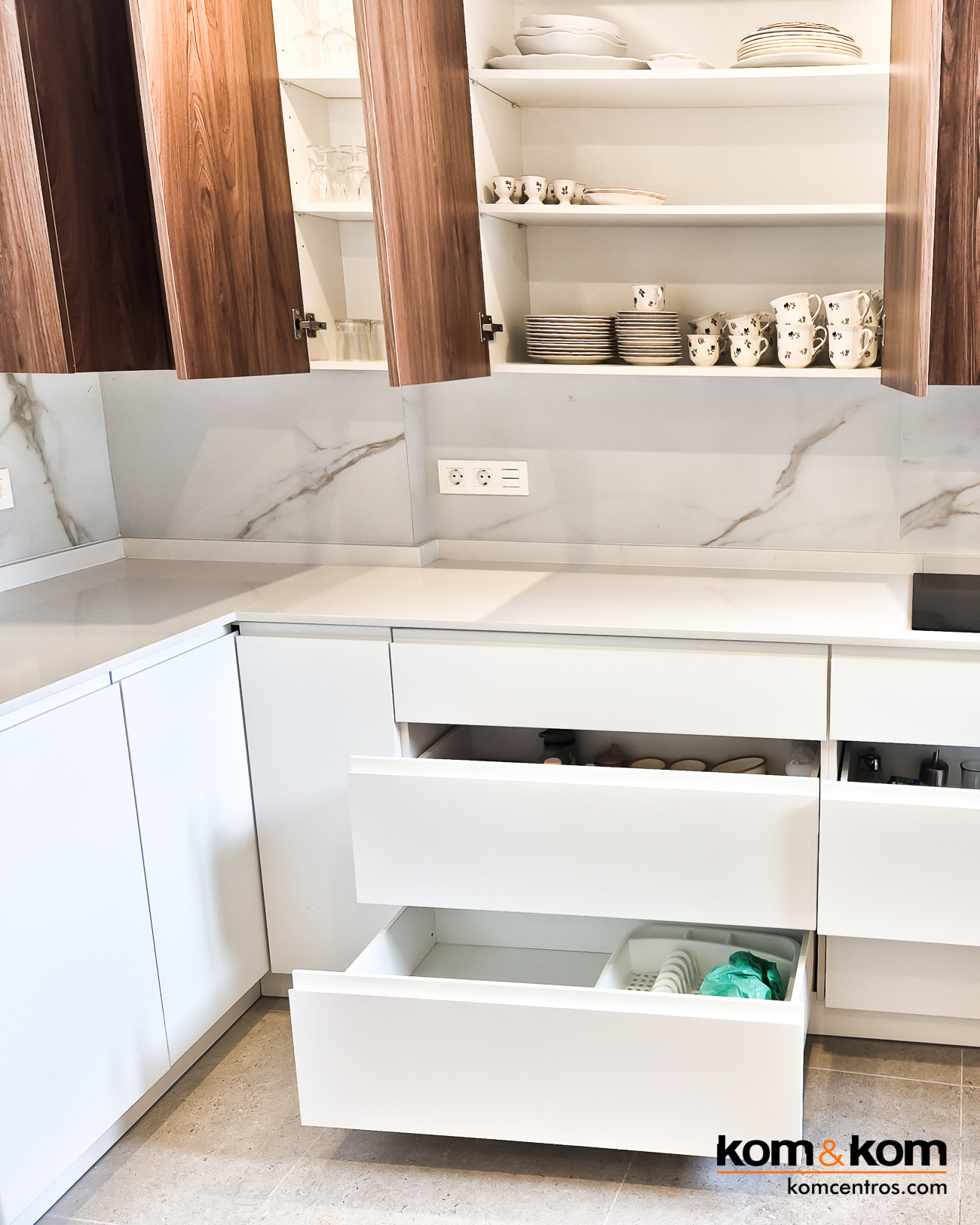 cocina moderna blanca y madera nogal sin tiradores